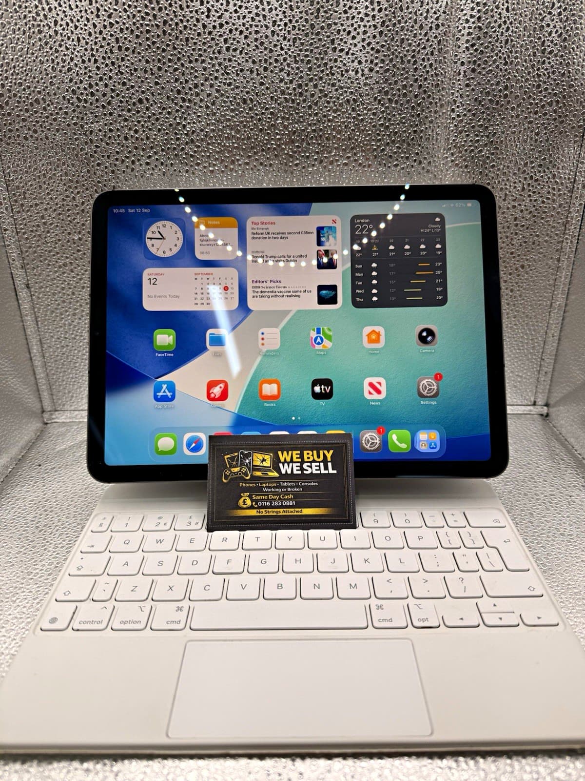 iPad Air 5th Gen 10.9” 64GB + apple Magic Keyboard tested ✅, grade Good